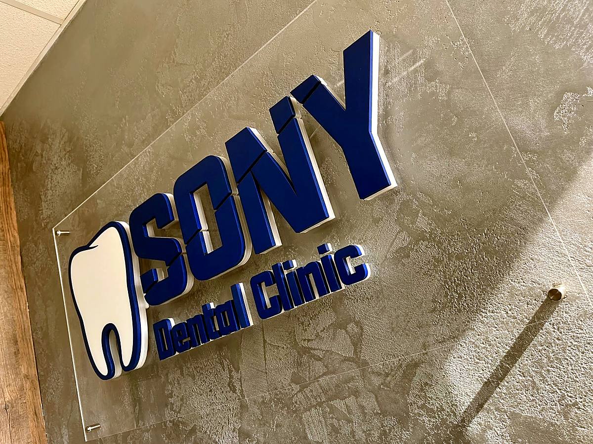 Detail prostorových akrylových písmen loga SONY Dental Clinic