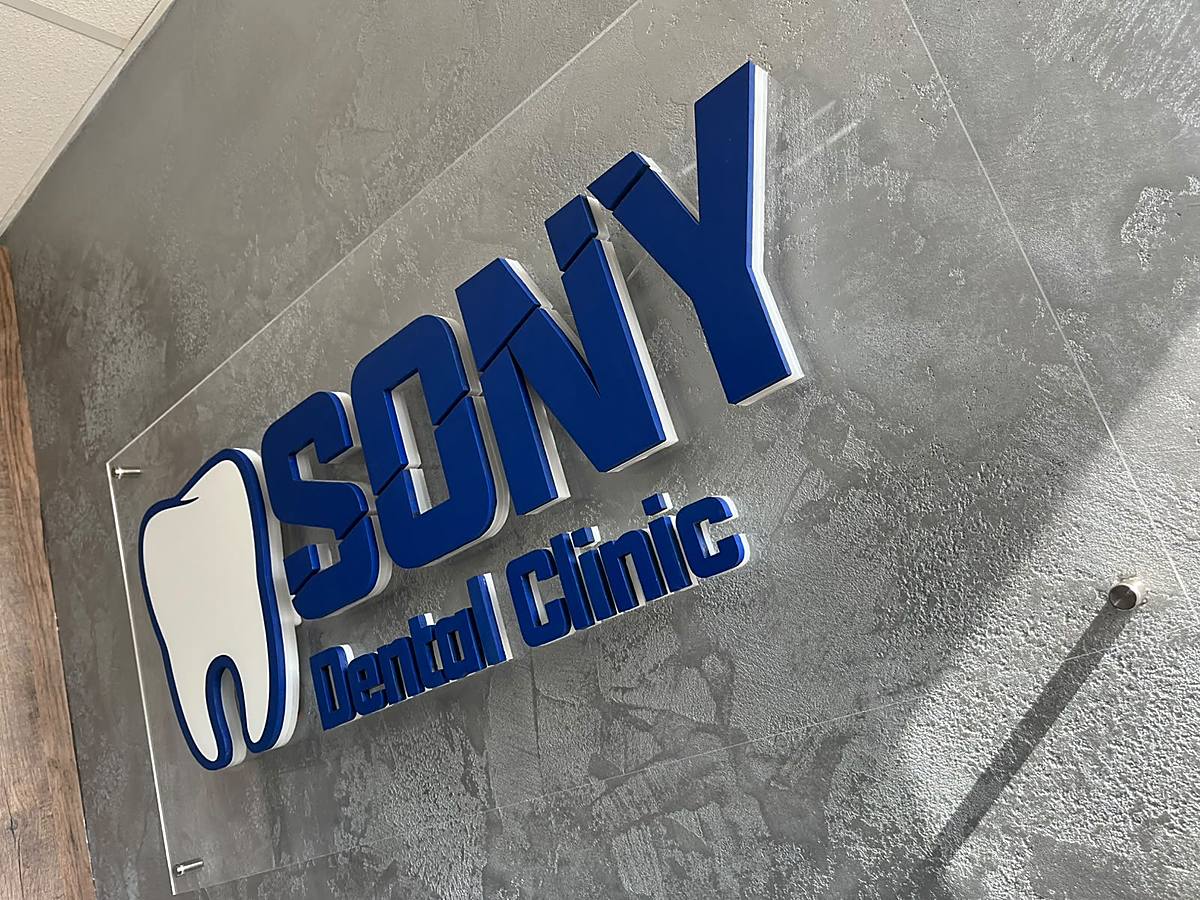 3D akrylové logo SONY Dental Clinic na stěně za recepcí
