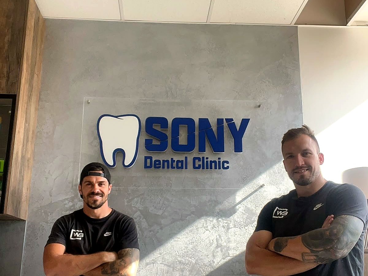 Logo SONY Dental Clinic v prostoru recepce