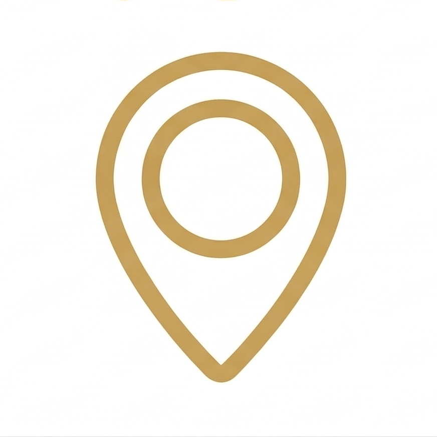 Plochý, minimalistický grafický symbol polohy (mapového špendlíku) ve tvaru kapky se špičkou dolů a středovým kruhovým otvorem. Ikona má matně zlatohnědou barvu a je zobrazena na čistě bílém pozadí.