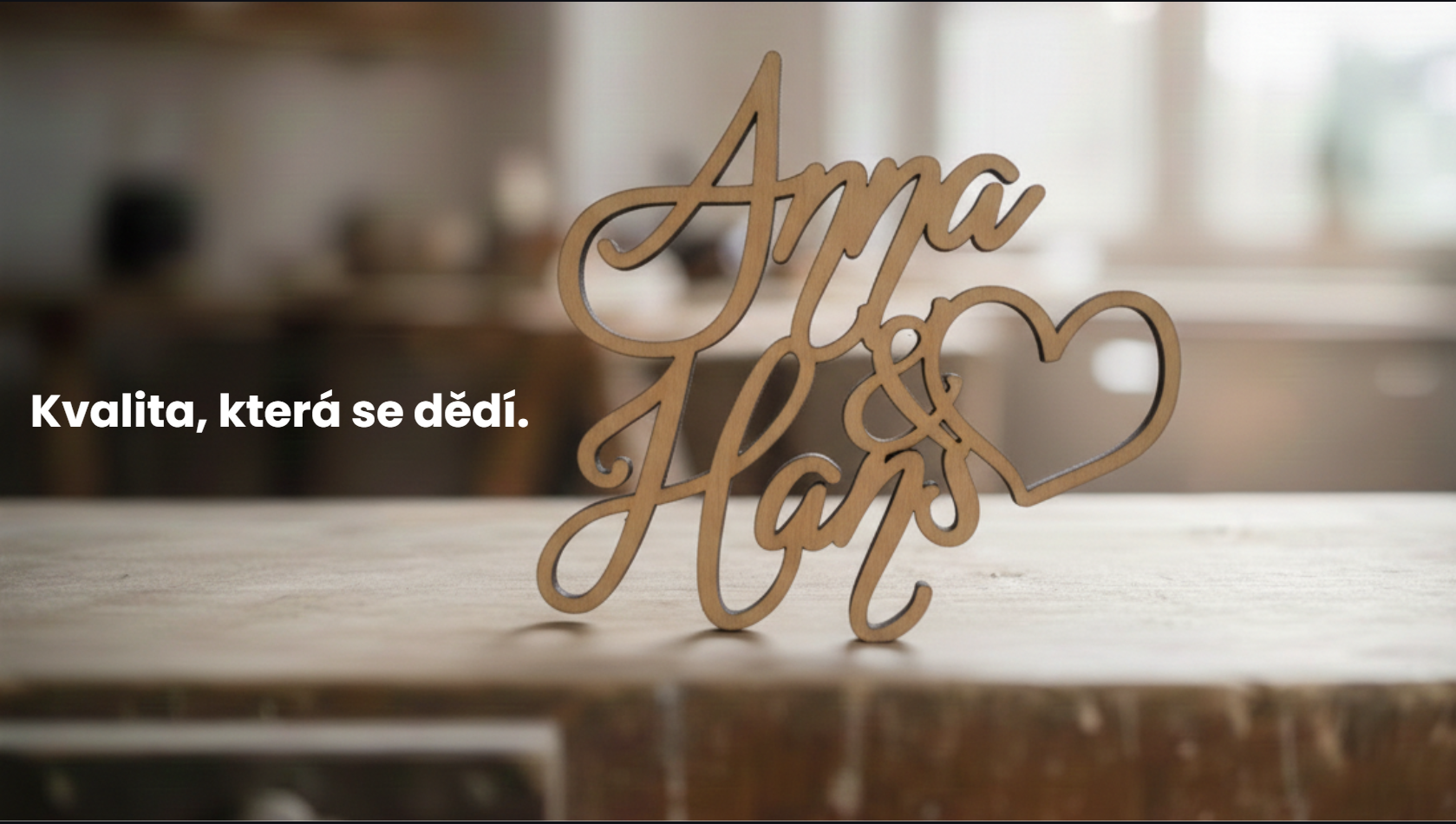 Světle hnědá dřevěná jmenovka na stůl, nápis Anna a Hans se srdíčkem, dekorace na svatbu z překližky, hloubka ostrosti, interiér kuchyně nebo dílny.