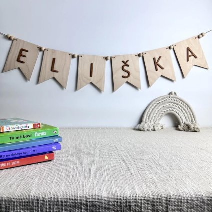 1423 drevena 3d girlanda se jmenem zavesena na bile zdi girlanda je vyrobena z kvalitniho dreva a zd (Nová velikost 1)