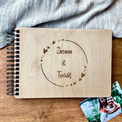 Svatební fotoalbum Kruh – elegantní dřevěné album  s minimalistickým designem, ideální pro uchování svatebních vzpomínek