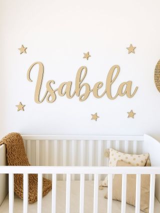 Dřevěné jméno vyrobené na přání je krásným doplňkem, který dodá prostoru osobní kouzlo. 🤍#drevenejmeno #drevenedekorace...