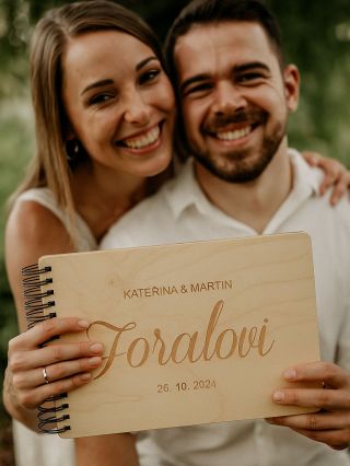 ✨ Uchovejte své nejkrásnější vzpomínky z velkého dne ve stylu – naše dřevěné svatební fotoalbum je originální a nadčasový...