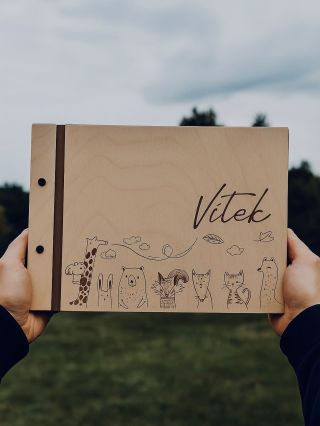 Roztomilé dřevěné fotoknihy pro děti s motivy zvířátek uchovají všechny kouzelné okamžiky z dětství. Originální design,...