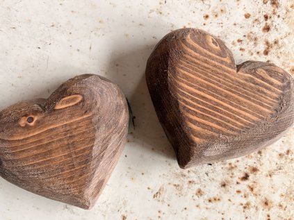 Drevené tvarované srdiečka