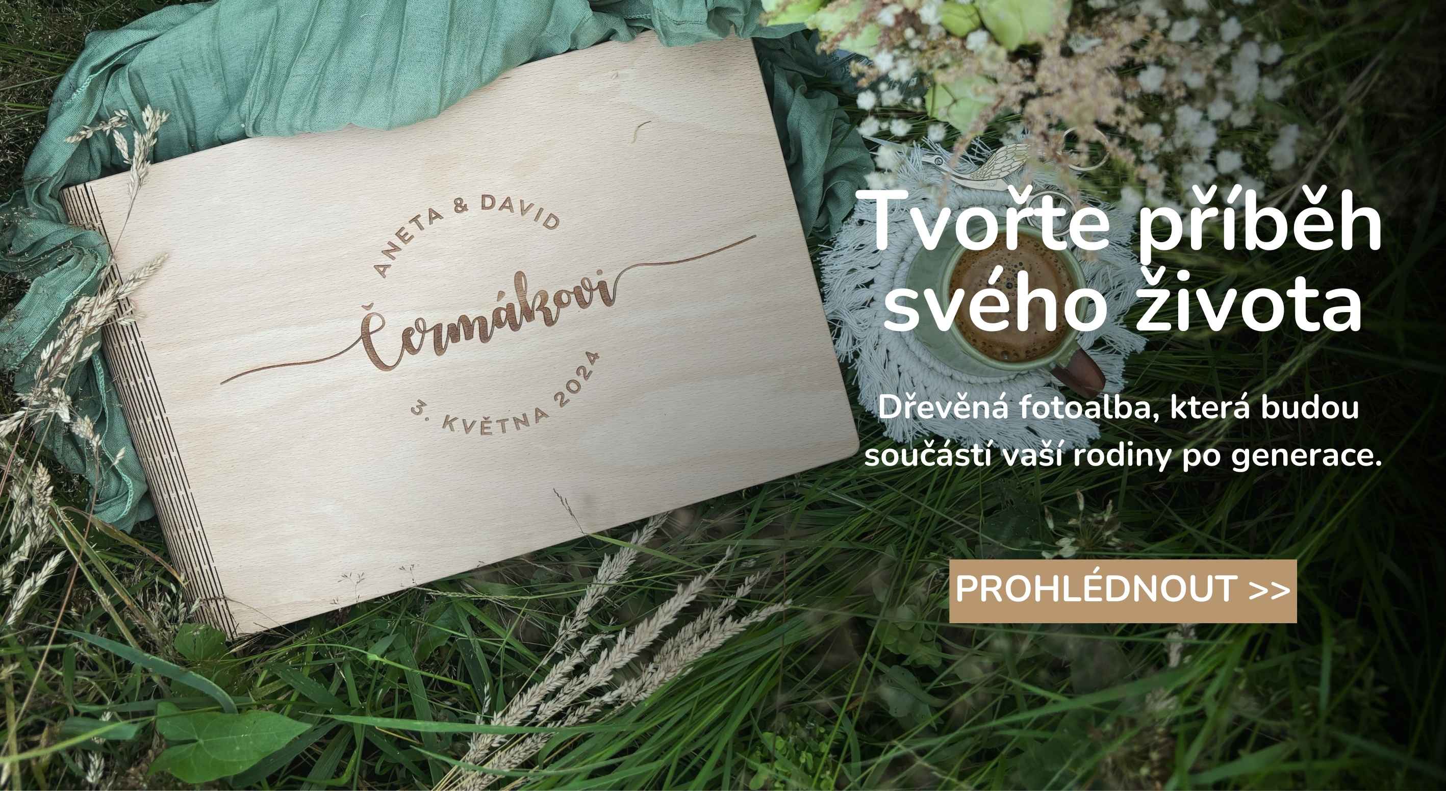 Dřevěné album se jmény novomanželů