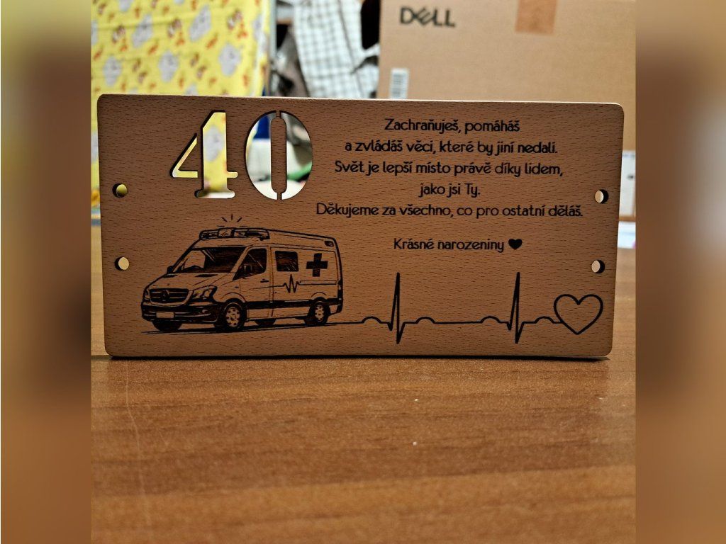 Vyřezané číslo 40 na dřevěné obálce na peníze