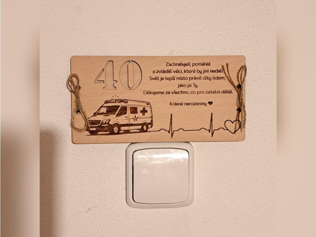 Obálka na peníze svázaná jutovým provázkem