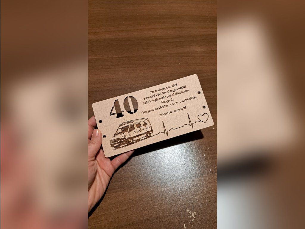 Dřevěná obálka na peníze 20 × 10 cm v ruce