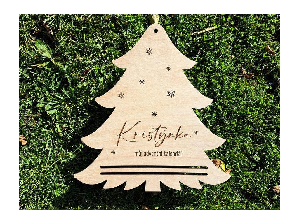 Dřevěný adventní kalendář stromeček se jménem Kristýnka