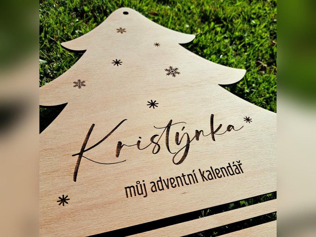 Detail jména na adventním kalendáři stromeček