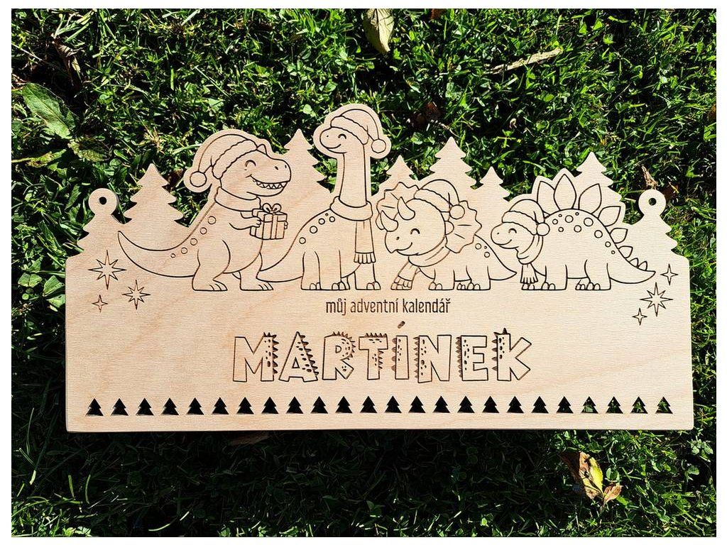 Dřevěný adventní kalendář s dinosaury a jménem Martínek
