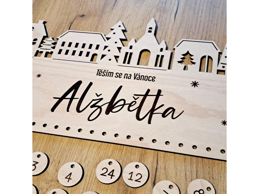 Adventní kalendář Vesnička s nápisem Těším se na Vánoce