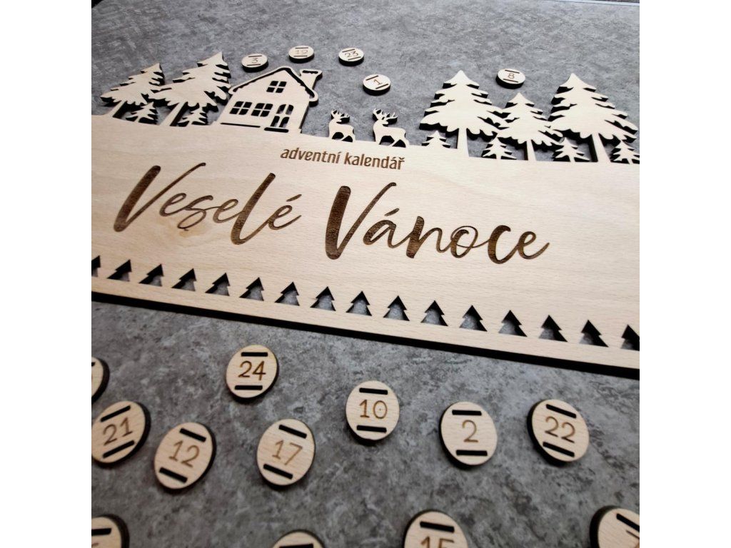 Adventní kalendář Les s nápisem Veselé Vánoce