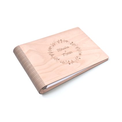  - dřevěné fotoalbum s květinovým věnečkem