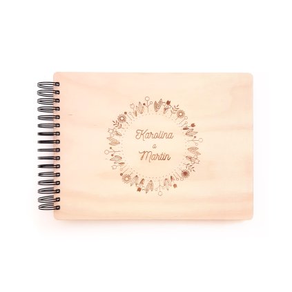 Dřevěné fotoalbum s kroužkovou kovovou vazbou - S květinovým věnečkem - 