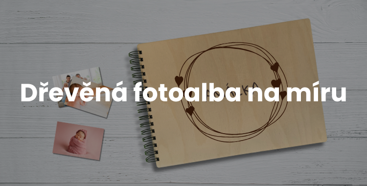 dřevěné fotoalbum na míru s gravírováním a věnováním černé stránky pauzovací papír