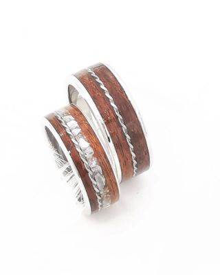 Upgrade těchto snubních prstenů. A návrat do naší stálé nabídky. 😉 Prsteny z oceli a palisandru zdobené pleteným kovovým...