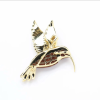 Holzbrosche Schmetterling golden