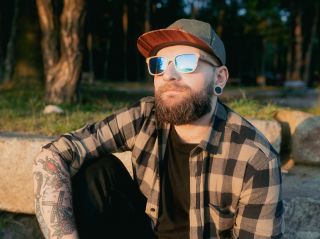 Holz-Sonnenbrillen 😎 - der etwas andere Blick auf die Welt. Entdecke eine einzigartige Verbindung mit der Natur. 🌲...