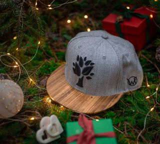 Ein Geschenk, das niemals vergessen in der Schublade landet. 🚀🧢 Unsere stilvollen Holzaccessoires bereiten jedem eine...