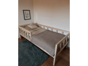 Dětská postel s plotovými zábranami