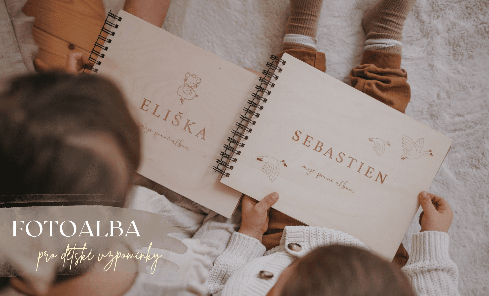 Dětské fotoalbum z Woodify.cz je jedinečné dřevěné fotoalbum určené k uchování nejkrásnějších vzpomínek na dětství. Personalizované fotoalbum s gravírováním jména, data narození či vlastního textu vytváří originální a trvalou památku pro miminko.