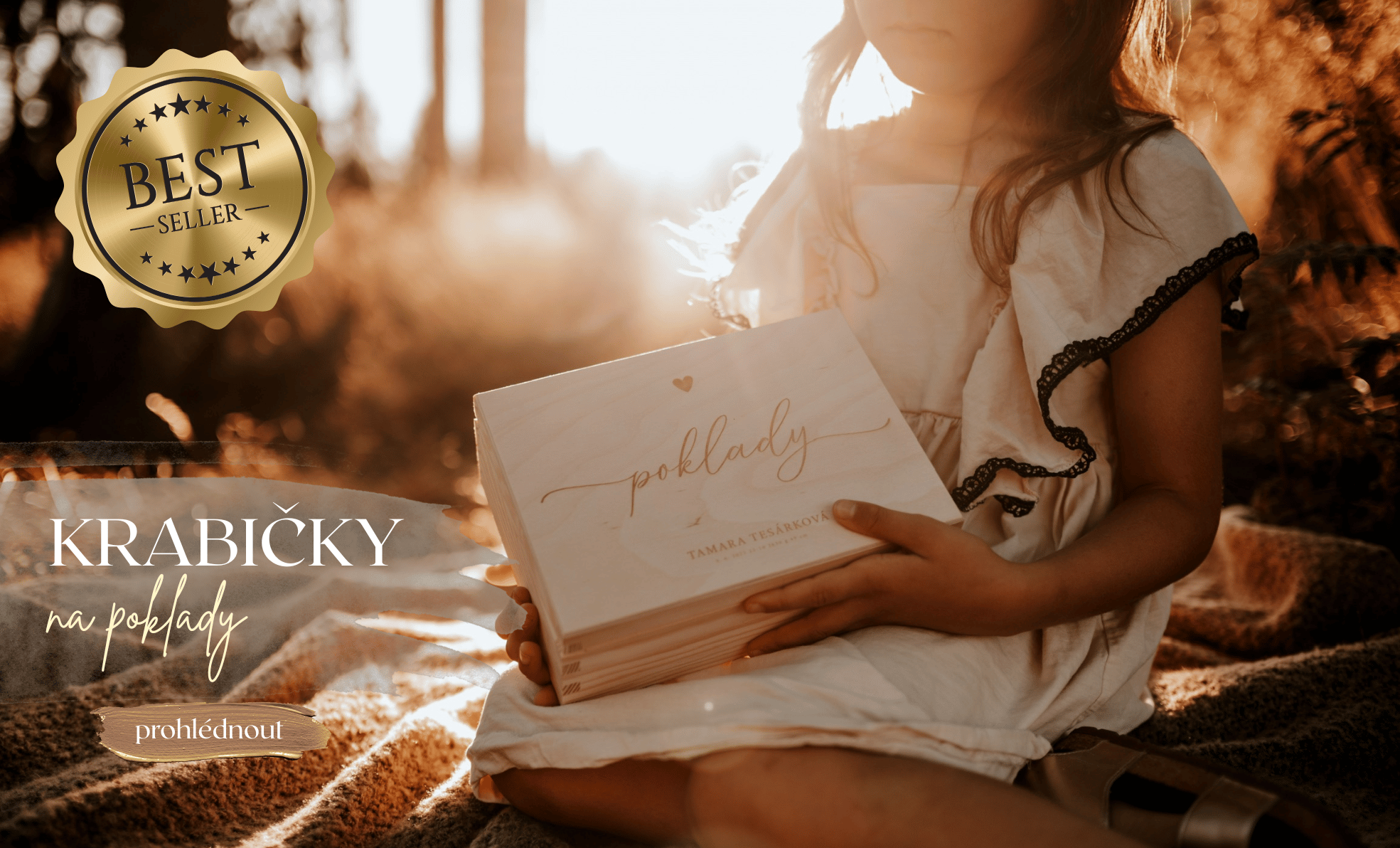 Na Woodify.cz najdete personalizované dřevěné boxy, které proměňují běžné okamžiky ve vzácné vzpomínky. Naše gravírované boxy jsou navrženy jako elegantní vzpomínkové krabičky, ideální pro uchování dětských pokladů.