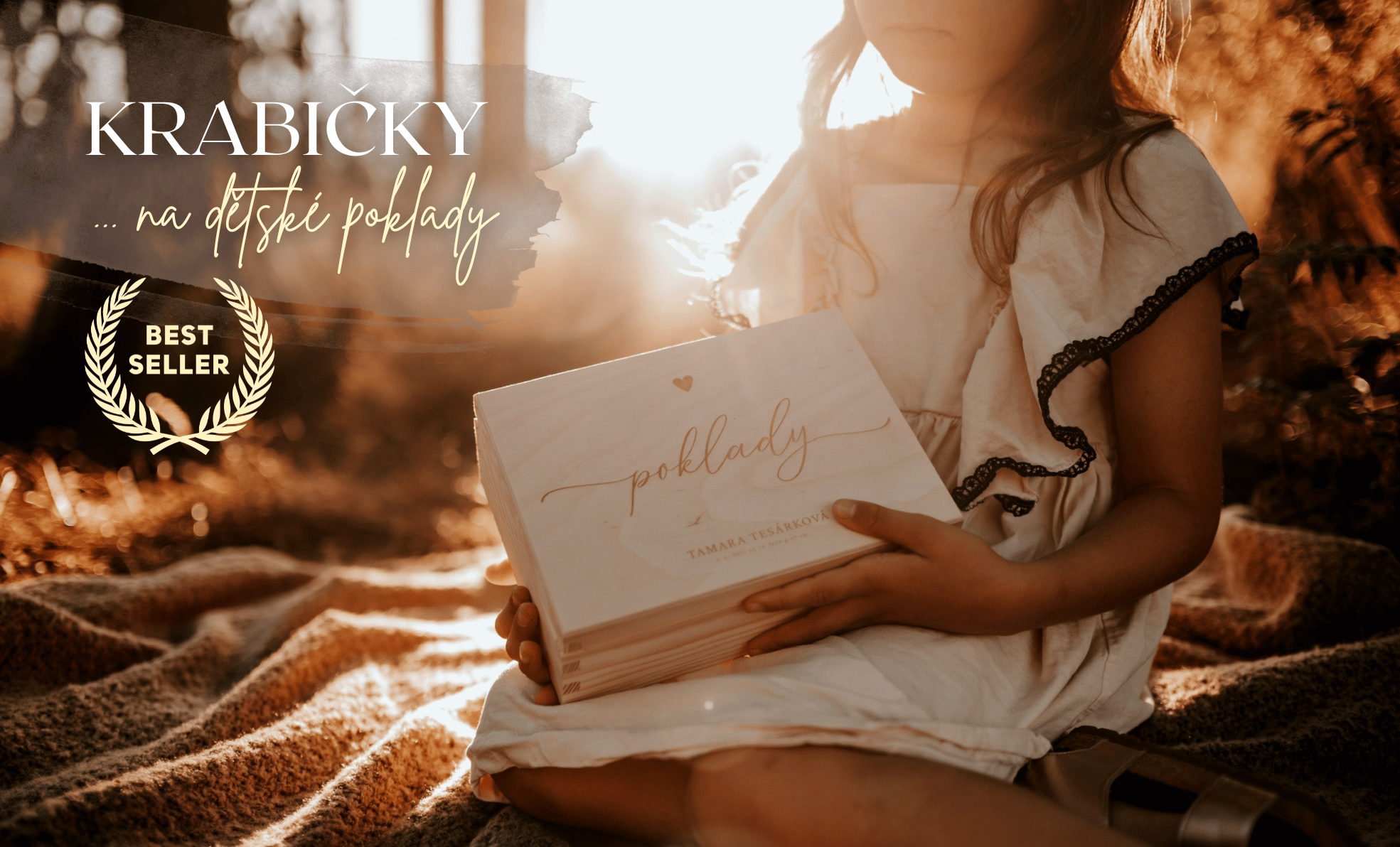 Na Woodify.cz najdete personalizované dřevěné boxy, které proměňují běžné okamžiky ve vzácné vzpomínky. Naše gravírované boxy jsou navrženy jako elegantní vzpomínkové krabičky, ideální pro uchování dětských pokladů.