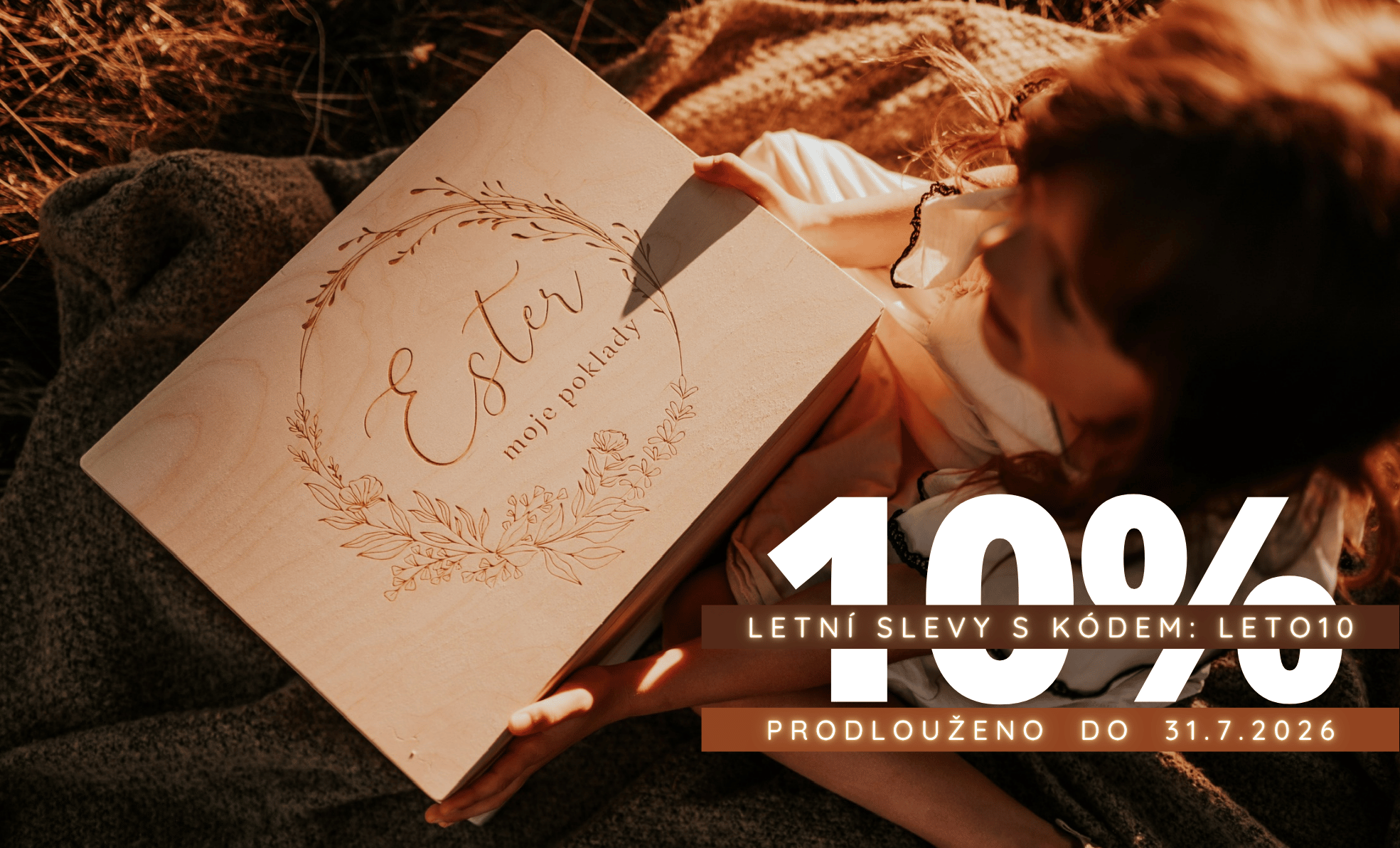 Prázdninová akce Woodify.cz se slevou 10 % na personalizované dřevěné dekorace pro děti i svatby. V nabídce najdete dřevěná fotoalba, svatební knihy hostů, svatební dekorace, jmenovky, dřevěné cedule, dekorace do dětského pokoje a originální dárky s graví