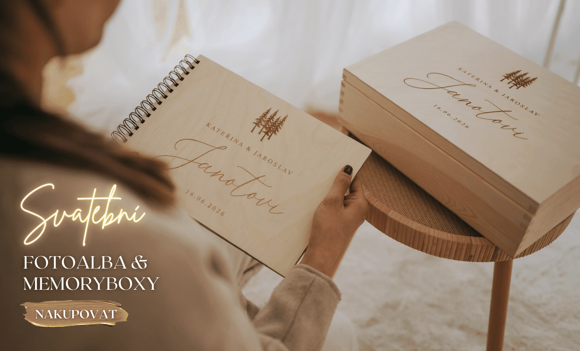 Na woodify.cz právě probíhá akce – 20 % sleva na svatební fotoalba a memory boxy. Uchovejte si ty nejkrásnější okamžiky ze svatebního dne v luxusním dřevěném fotoalbu nebo stylovém svatebním memory boxu s možností personalizace. Precizně gravírované motiv