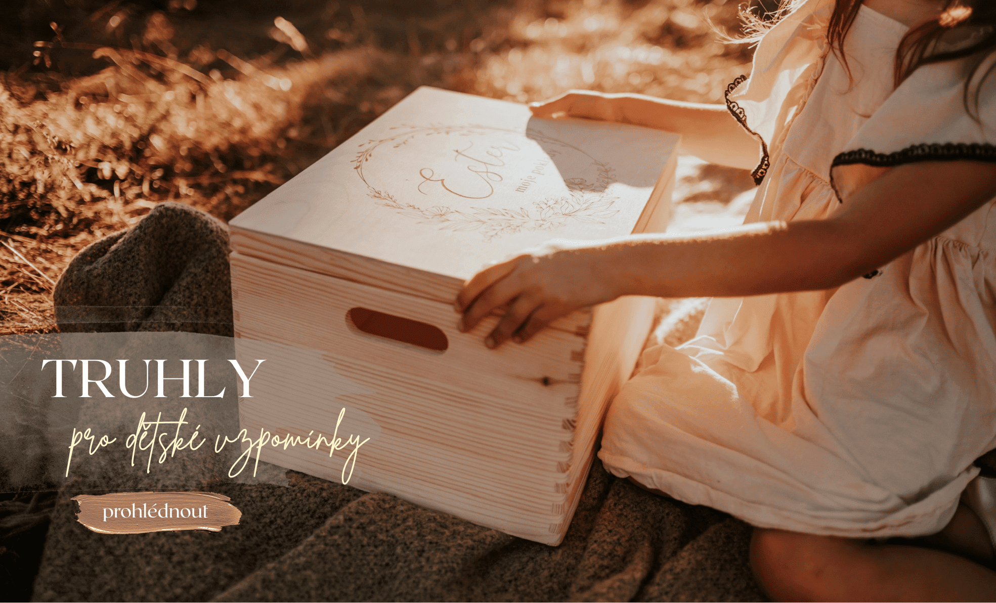 Na Woodify.cz můžete objevit dřevěné personalizované boxy, které představují ideální dárek pro každého, kdo miluje originální a ručně vyráběné produkty. Banner zdůrazňuje možnost vytvořit si vlastní gravírovaný box se jménem, datem či osobním věnováním.