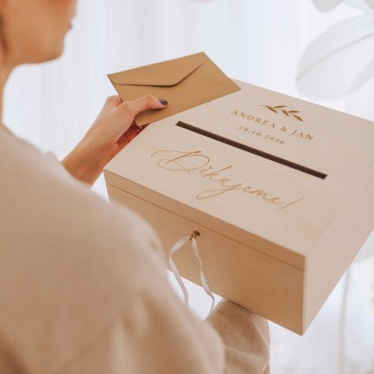 Dřevěná svatební truhla na blahopřání