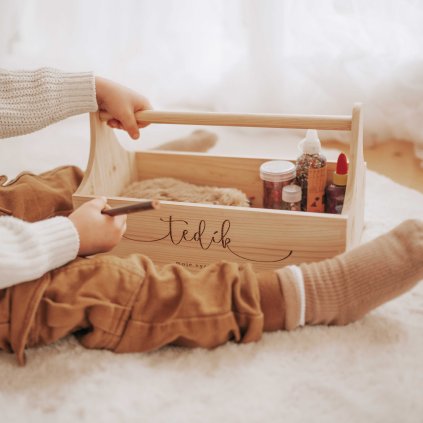 Dřevěný organizér na pastelky se jménem