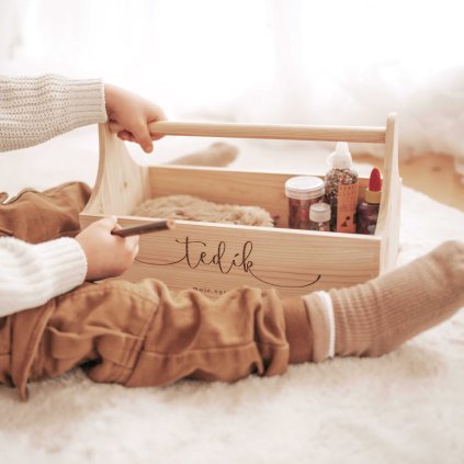 Dřevěný organizér na pastelky se jménem