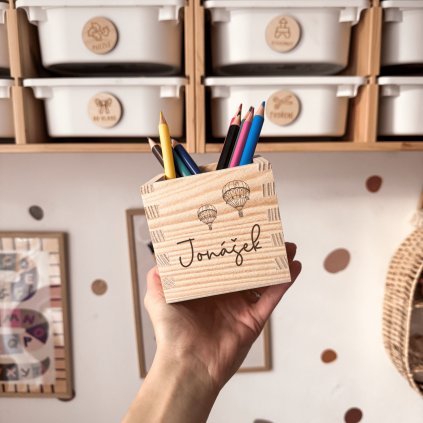 Dřevěný pastelkovník se jménem na přání