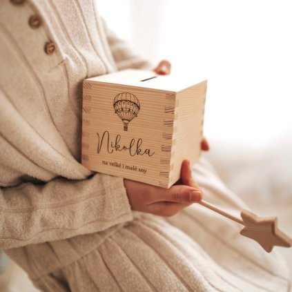 Dětská pokladnička ze dřeva se jménem
