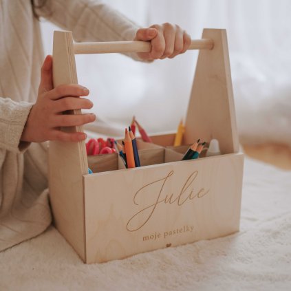 Dřevěný pastelkovník se jménem na přání