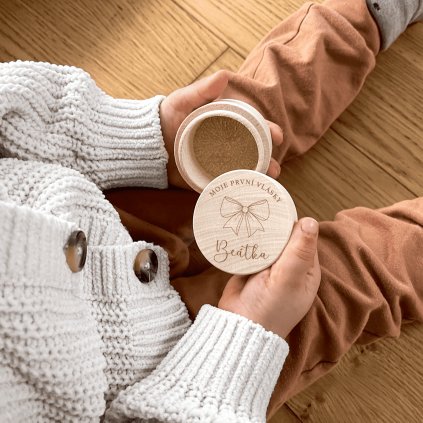 Dřevěná krabička na první vlásky se jménem