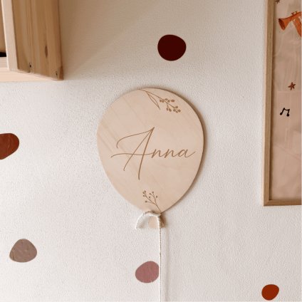 Dřevěný balónek na stěnu pokojíčku