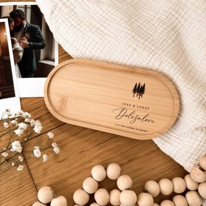 Dřevěný tácek na snubní prsteny