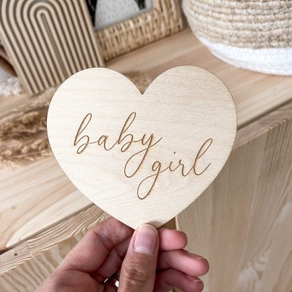 Dřevěný milník srdce Woodify - Baby Girl