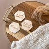 Dřevěná svatební jmenovka Woodify Hexagon