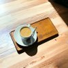 dřevěný podnos pod kávu s gravírovaným logem firmy na přání
