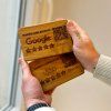 stojanek-pro-sber-recenzi-google-bukovy-qr-kod