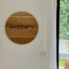 Dřevěné firemní cedule na zeď s logem na přání Woodify