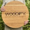 Dřevěné firemní cedule na zeď s logem na přání Woodify