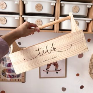 Dřevěné organizéry a kelímky se jménem na přání, které promění každé tvoření v radost. ✏️❤️ Pastelky, lepidla, nůžky a...